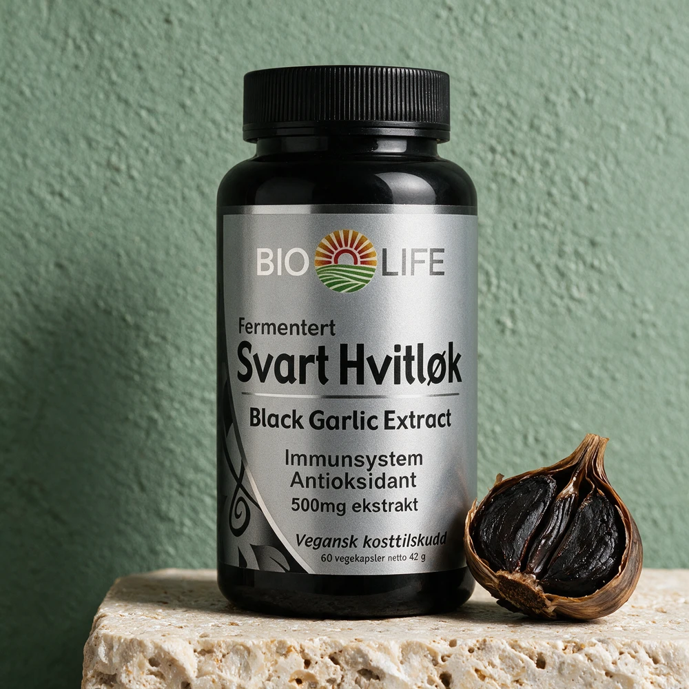 Bio Life Fermentert Svart Hvitløk ved en åpnet svart hvitløk med mørke klyfter