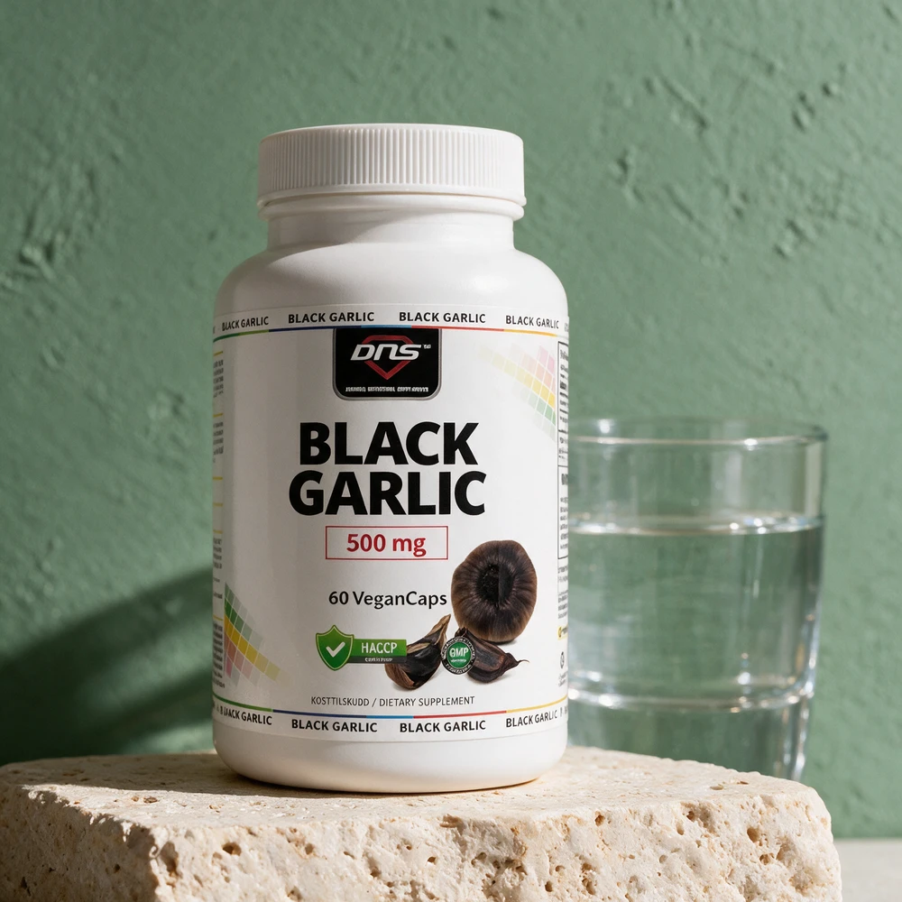 DNS Black Garlic ved et glass vann