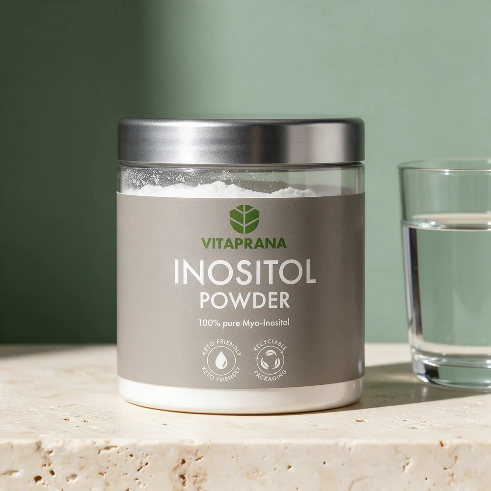 Vitaprana Inositol Powder, 100 % pure Myo-Inositol, i klar plastboks med sølvfarget lokk og det hvite pulveret synlig gjennom plasten