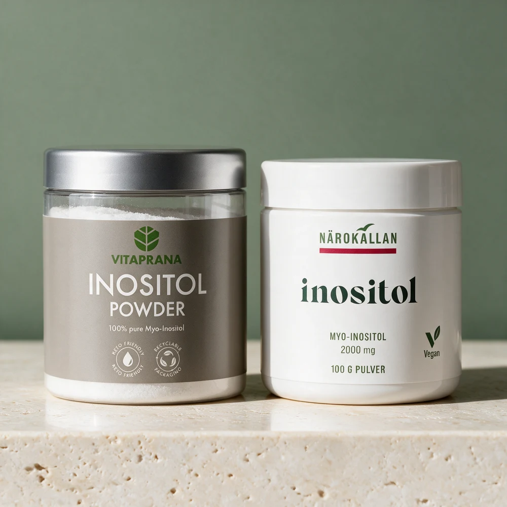 Vitaprana Inositol Powder i klar plastboks med sølvfarget lokk og Närokällan Inositol i hvit boks med hvitt lokk, begge pulver med myo-inositol