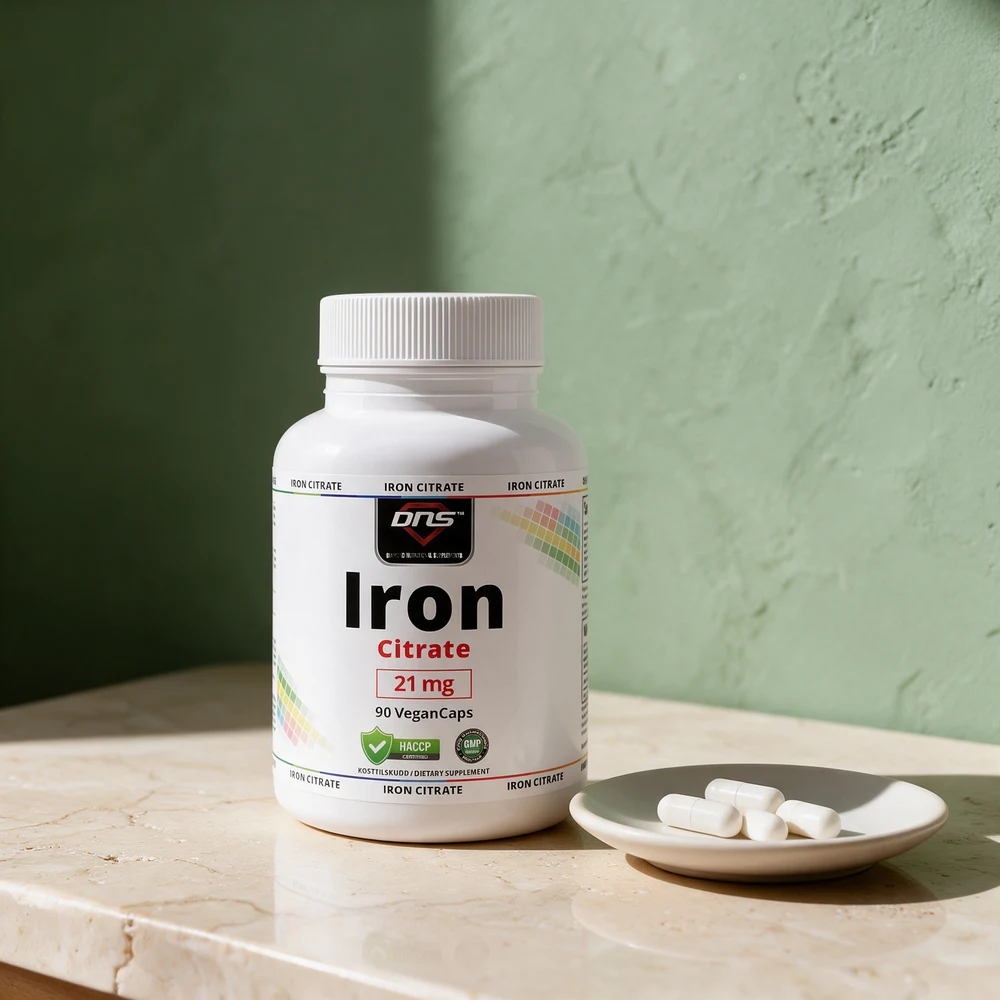 DNS Iron Citrate 21 mg, boks med 90 veganske kapsler og noen kapsler på et fat