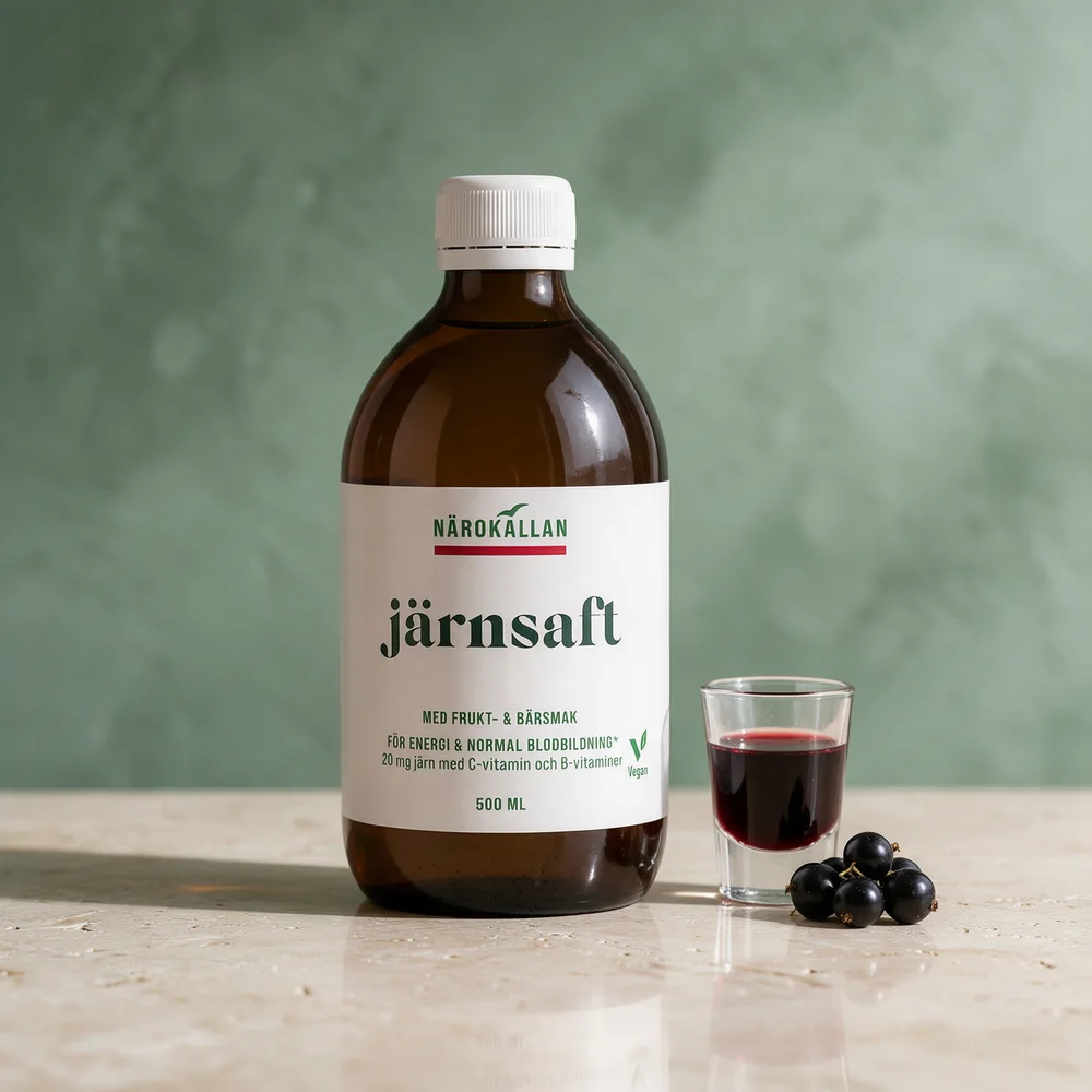 Närokällan Järnsaft, brun glassflaske med 500 ml, med et shotglass saft og solbær