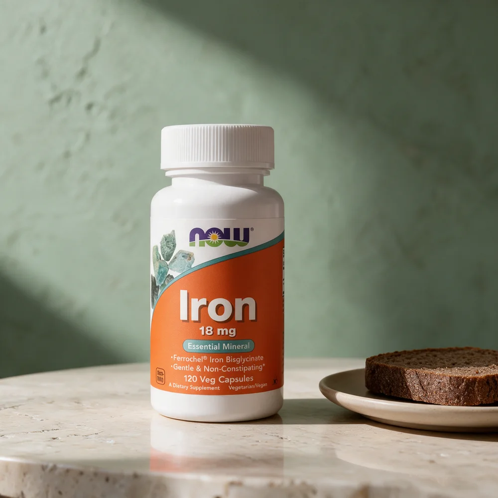 NOW Iron 18 mg, flaske med 120 plantekapsler, og en brødskive