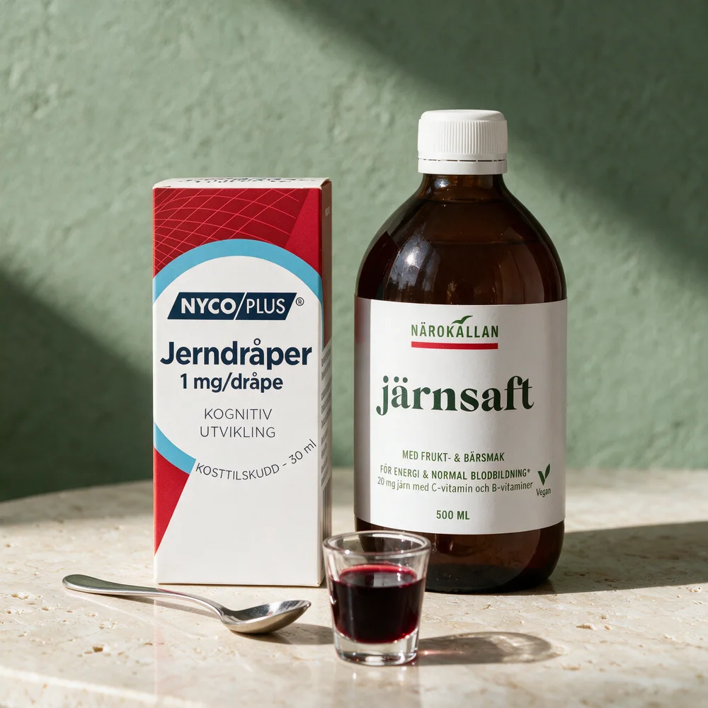 Nycoplus Jerndråper, eske merket 1 mg/dråpe, og Närokällan Jernsaft, brun glassflaske merket 500 ml, med et shotglass saft foran