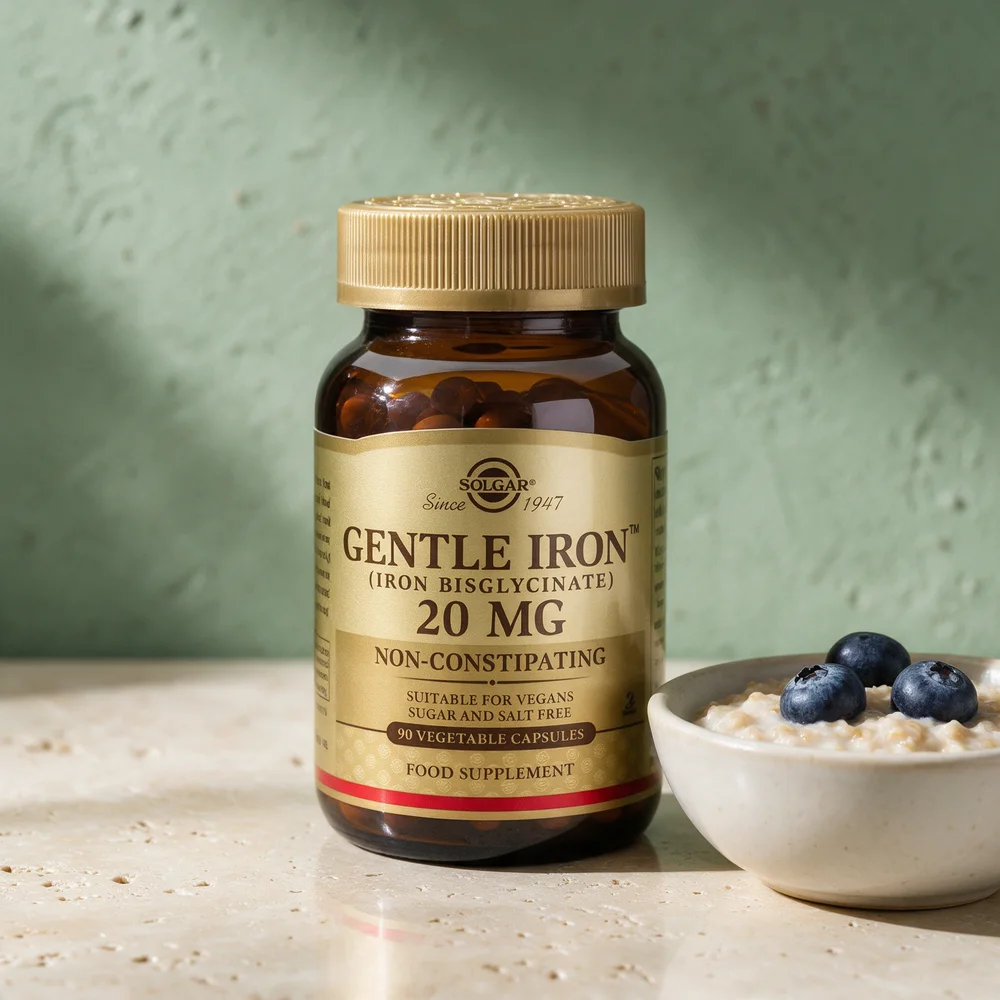 Solgar Gentle Iron 20 mg, brun glassflaske med 90 plantekapsler, og en skål grøt
