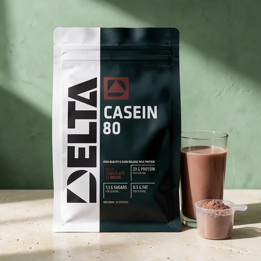 Delta Casein 80, 800 grams pose med Rich Chocolate, et glass sjokoladedrikk og et mål pulver