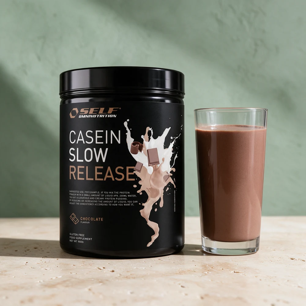 Self Casein Slow Release, 900 grams boks med sjokoladesmak, og et glass ferdig rørt sjokoladedrikk
