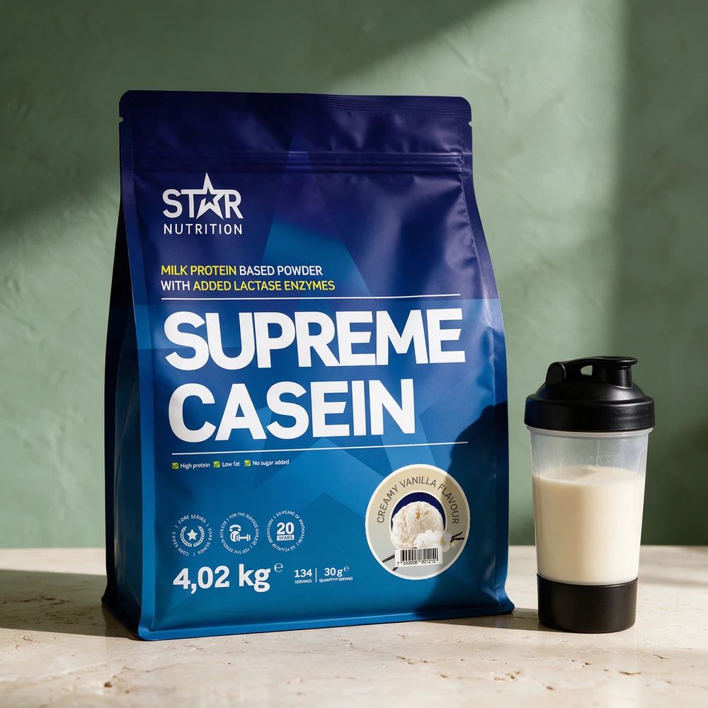 Star Nutrition Supreme Casein 4,02 kg, stor pose med Creamy Vanilla, og en shaker med ferdig rørt drikk