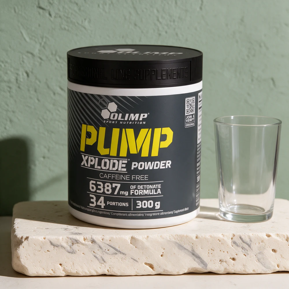 Olimp Pump Xplode Powder, mørkegrå boks på 300 gram med «34 portions» og «Caffeine free» på forsiden