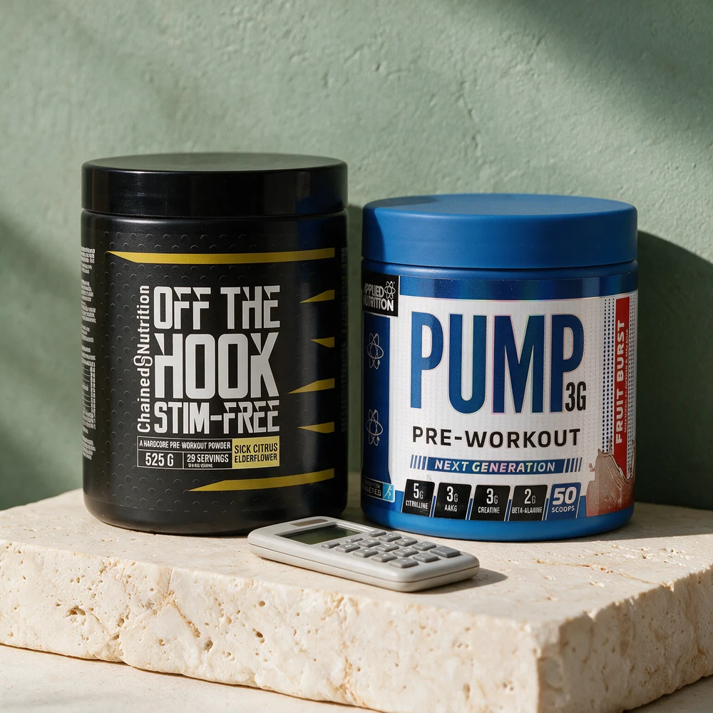 Chained Nutrition Off the Hook Stim Free, svart boks på 525 gram, og Applied Nutrition Pump 3G, blå boks på 375 gram