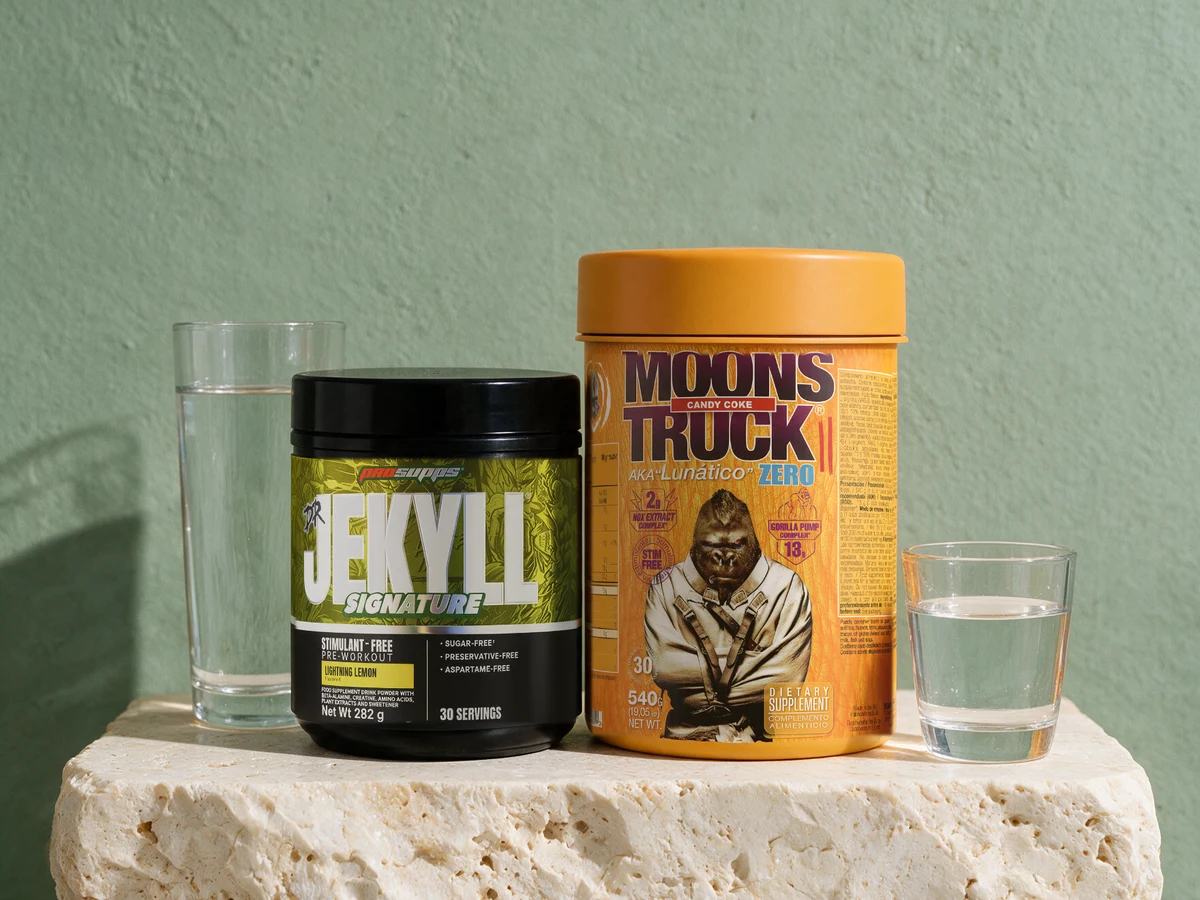 ProSupps Dr. Jekyll Signature V2 ved siden av et høyt glass vann og Zoomad Labs Moonstruck Zero ved siden av et lavt, for 3 dl og 1,5–2 dl