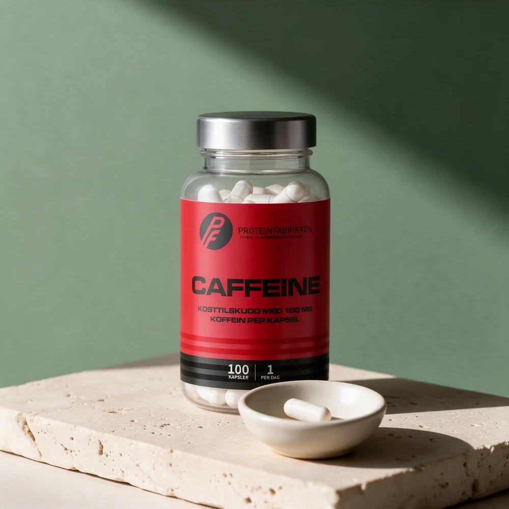 Proteinfabrikken Caffeine, gjennomsiktig boks med kapslene synlige, merket «100 kapsler» og «1 per dag»