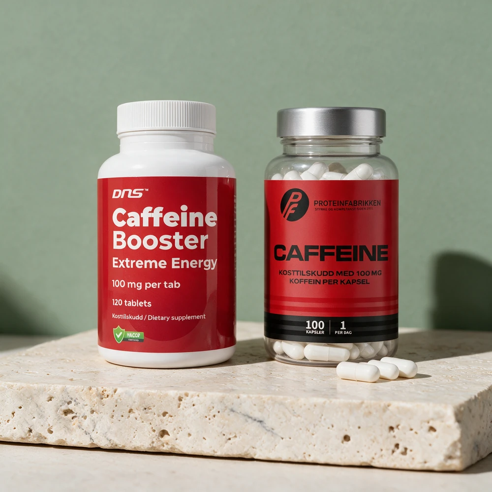 DNS Caffeine Booster, tablettboksen, og Proteinfabrikken Caffeine, kapselboksen med hvite kapsler synlige i den klare plasten