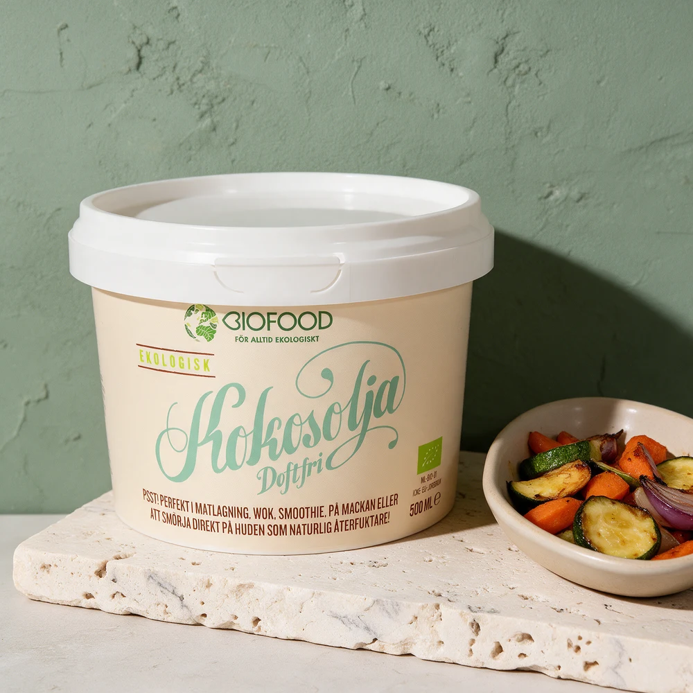 Biofood Kokosolja «Doftfri» i 500 ml plastboks med klikklokk og teksten «Perfekt i matlagning, wok»