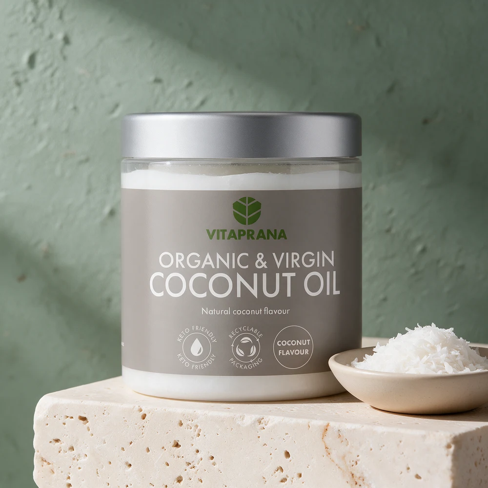 Vitaprana Organic & Virgin Coconut Oil «Natural coconut flavour» med det kremhvite fettet synlig under lokket