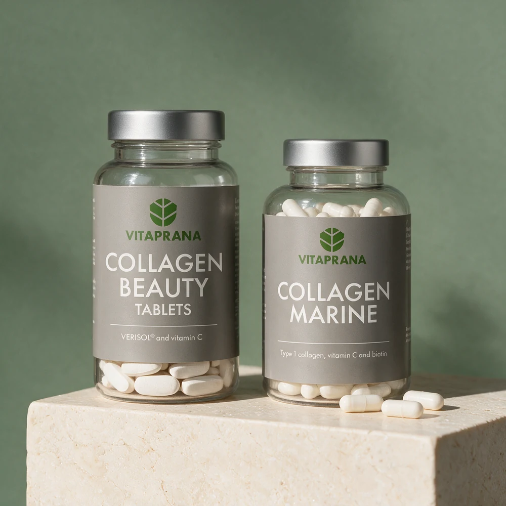 Vitaprana Collagen Beauty med avlange tabletter og Vitaprana Collagen Marine med kapsler, begge i klart glass, og tre løse kapsler foran Marine