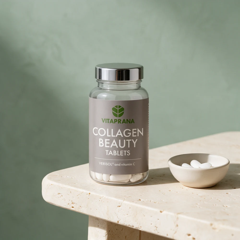 Vitaprana Collagen Beauty i klart glass med avlange hvite tabletter, og tre tabletter i en liten skål