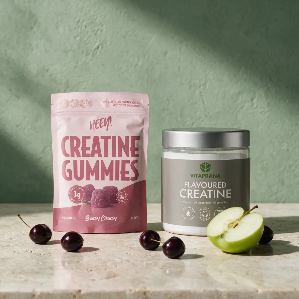 Heey! Creatine Gummies Berry Cherry i rosa pose og Vitaprana Flavoured Creatine i boks, to smaksatte formater