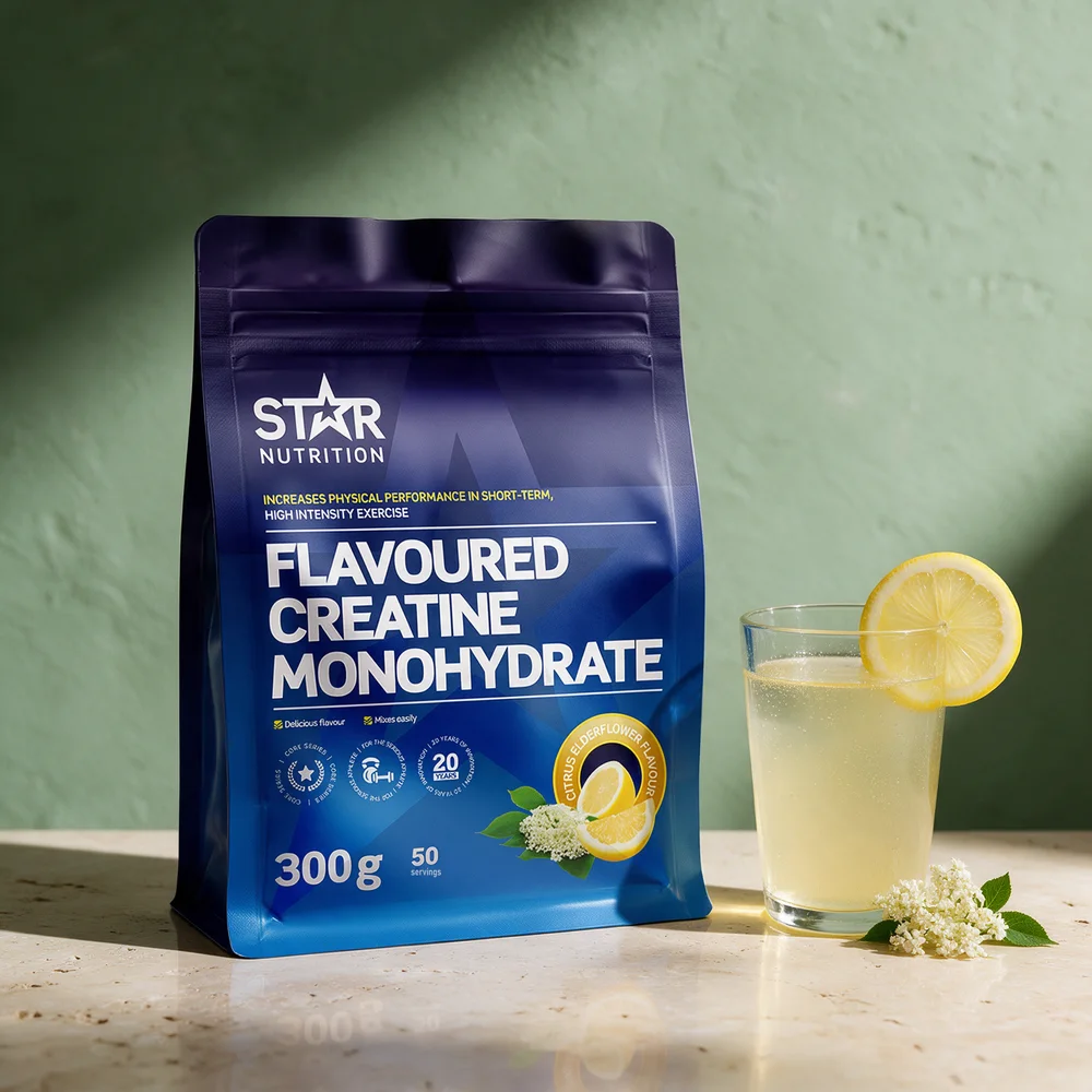 Star Nutrition Flavoured Creatine Monohydrate Citrus Elderflower i blå, stående pose med sitron og hylleblomst, og en lys sitrondrikk i glasset