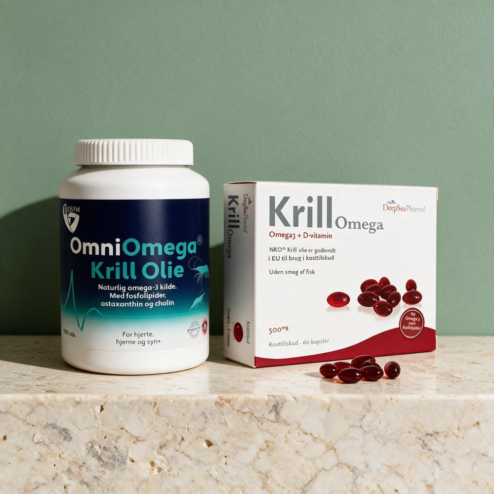 Biosym OmniOmega Krill og DeepSea Pharma KrillOmega + D-vitamin side om side, med små kapsler foran DeepSea-esken