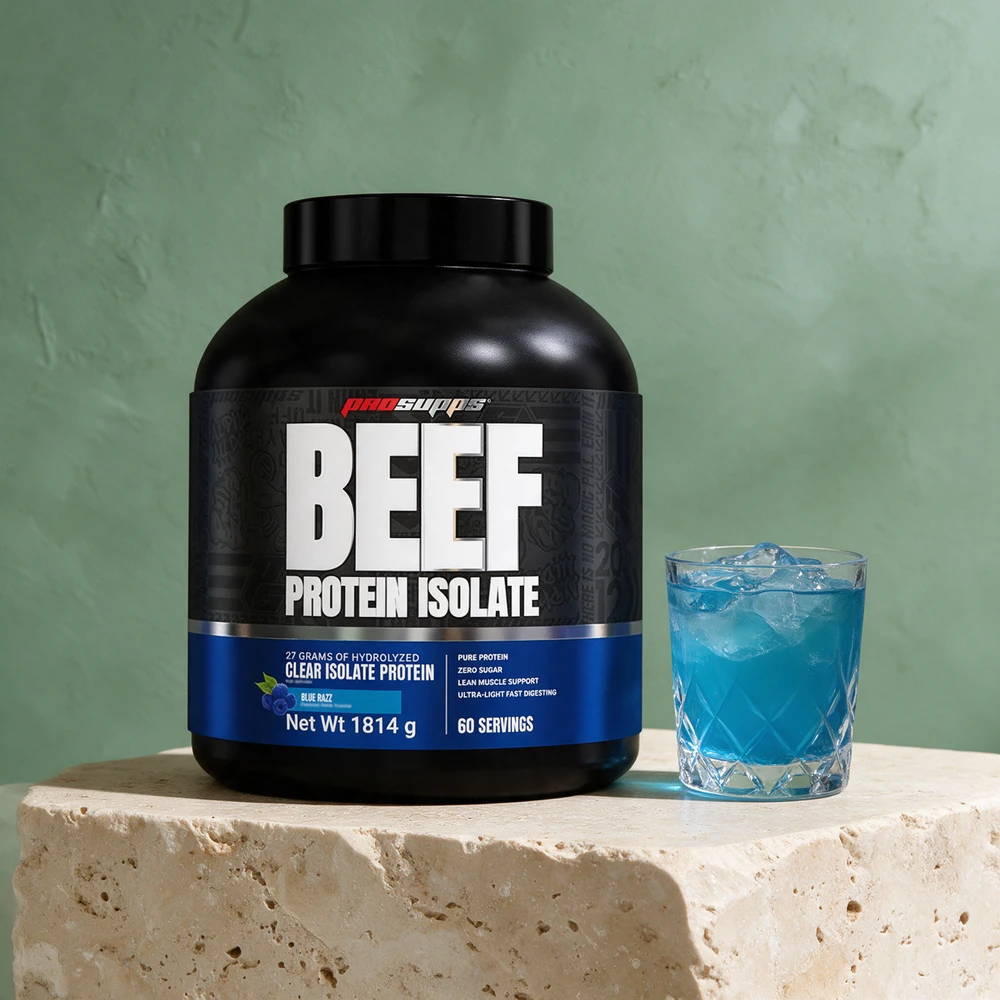 ProSupps Clear Beef Protein Isolate Blue Razz i svart boks ved et lavt glass klar drikk med is