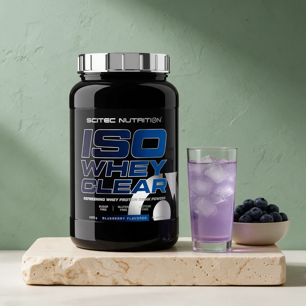 Scitec Nutrition Iso Whey Clear Blueberry med et høyt glass klar drikk, is og en skål blåbær
