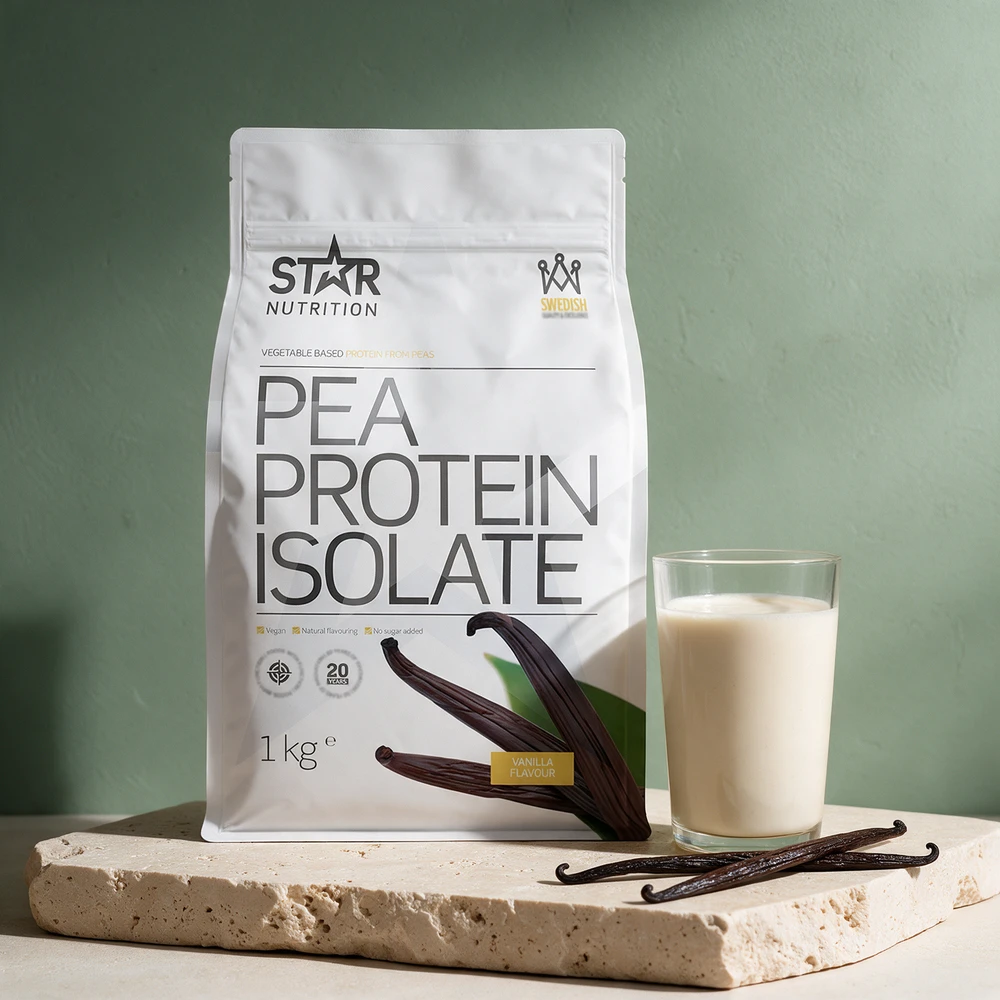 Star Nutrition Pea Protein Isolate med vaniljesmak i hvit kilopose, et glass shake og vaniljestenger