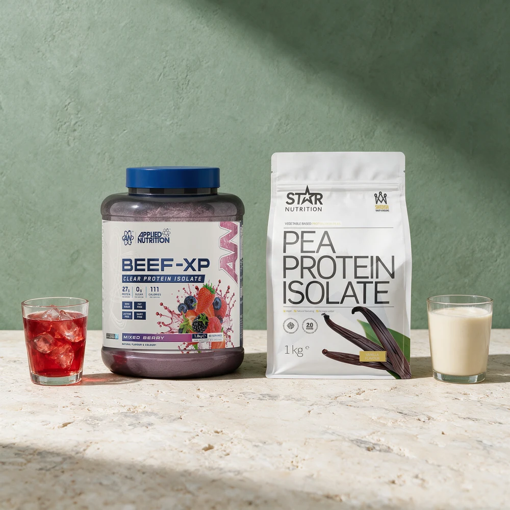 Applied Nutrition Beef-XP Clear og Star Nutrition Pea Protein Isolate side om side med en klar drikk og en shake