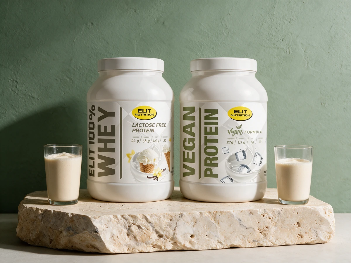 ELIT 100 % Whey Laktosefri og ELIT Vegan Protein side om side med et glass kremet shake ved hver boks