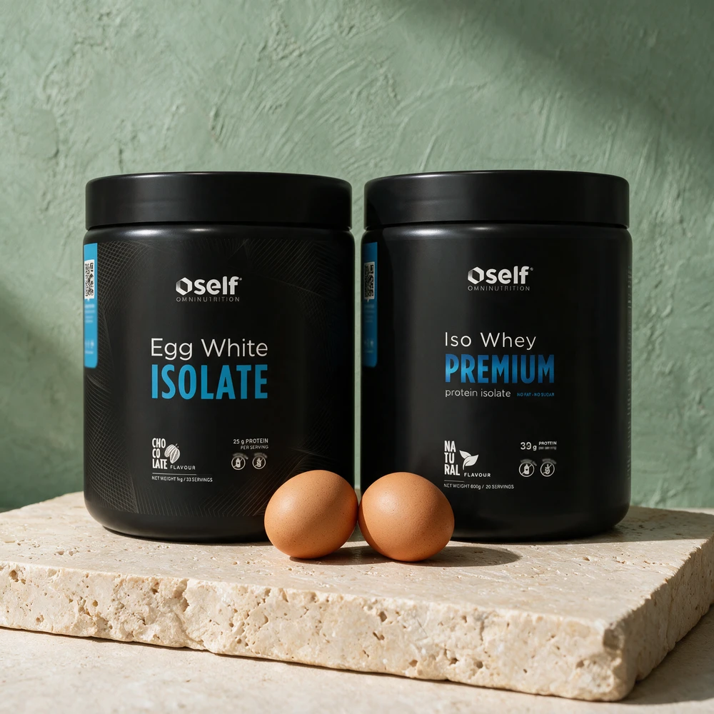 Self Omninutrition Egg White Isolate og Iso Whey Premium i svarte bokser side om side med to egg foran