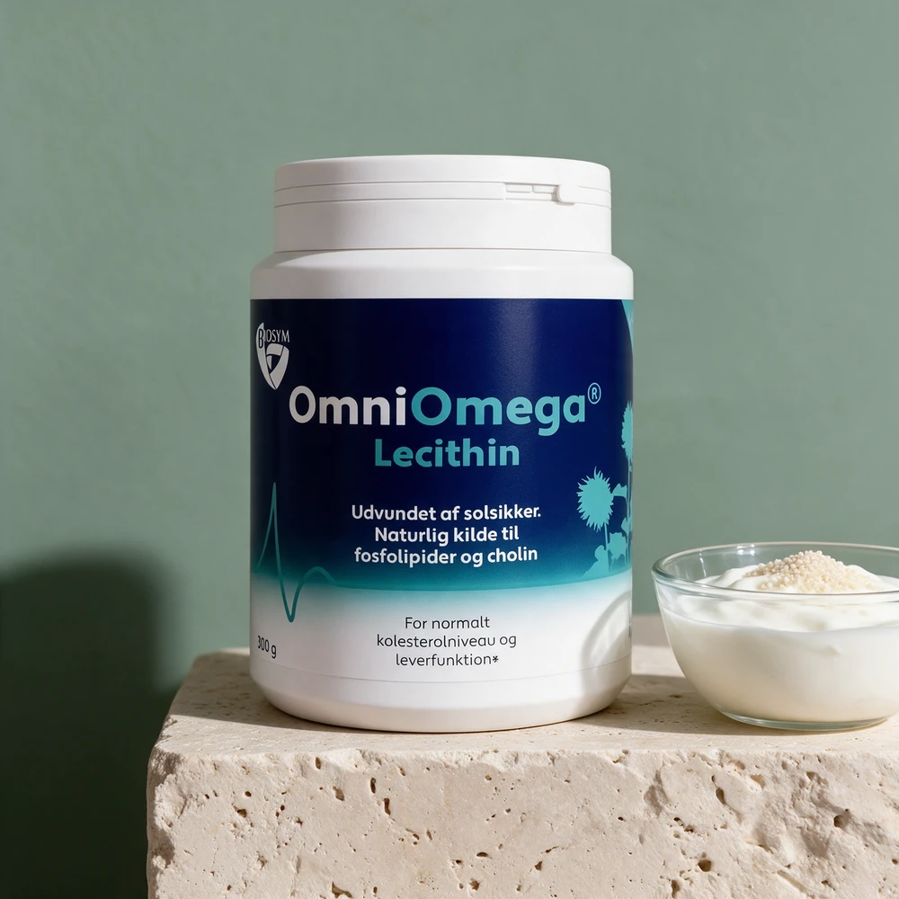 Biosym OmniOmega Lecithin, boks med granulat og granulat rørt i yoghurt