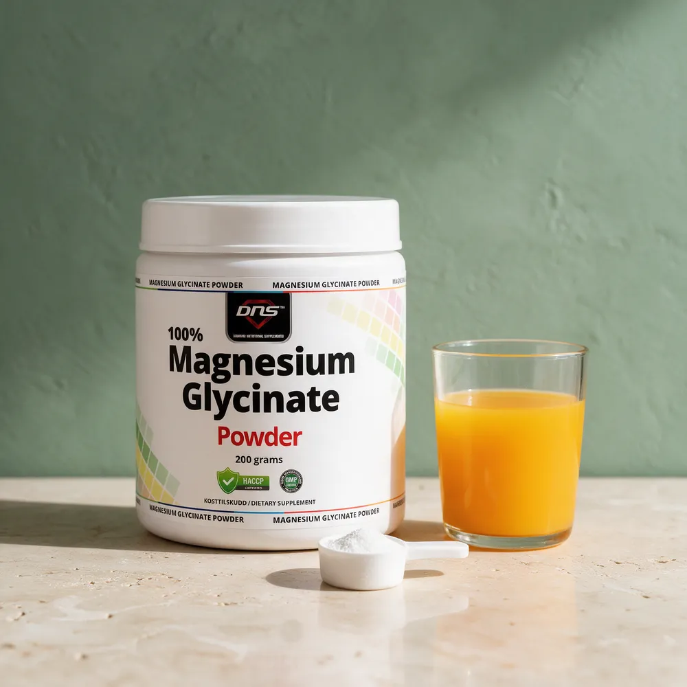 DNS Magnesium Glycinate Powder, 200 gram, med en måleskje pulver og et glass juice