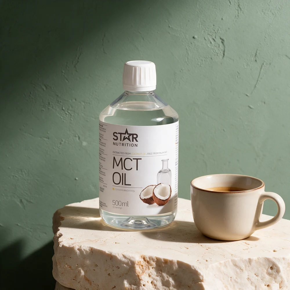 Star Nutrition MCT Olje i klar flaske og en kaffekopp