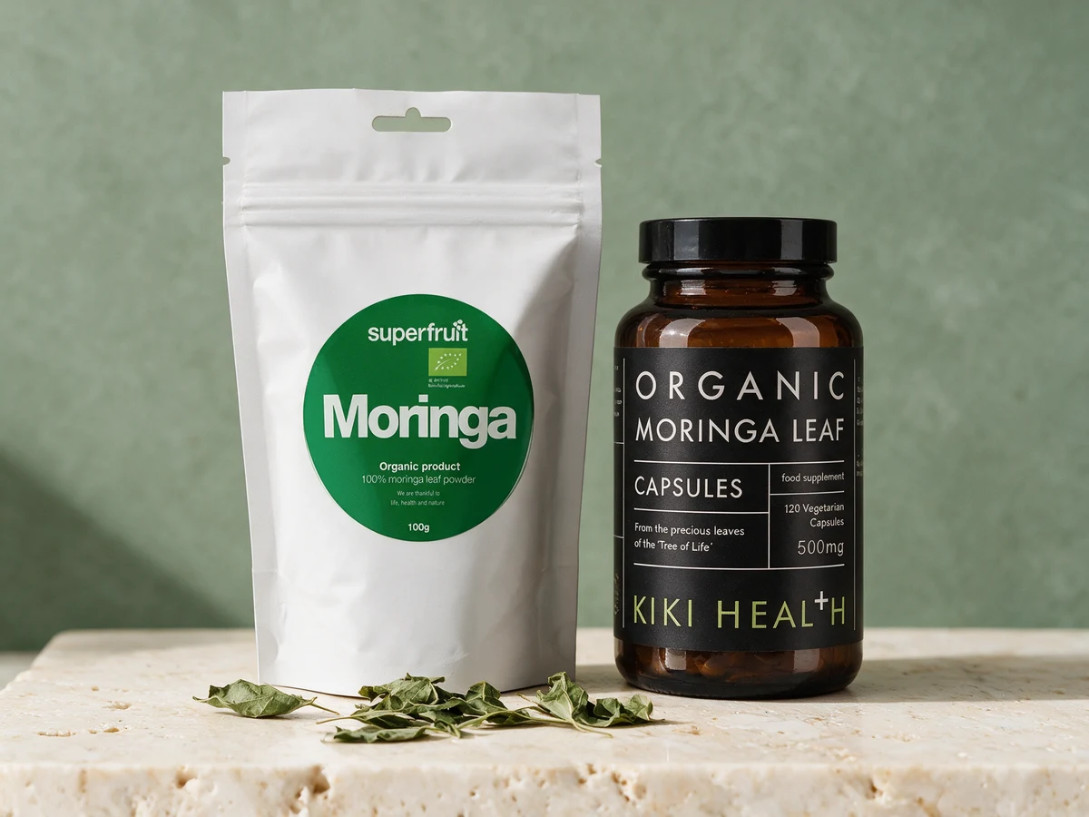Superfruit Moringapulver, hvit pose med grønn sirkel, og Kiki Health Moringa Øko, mørk krukke
