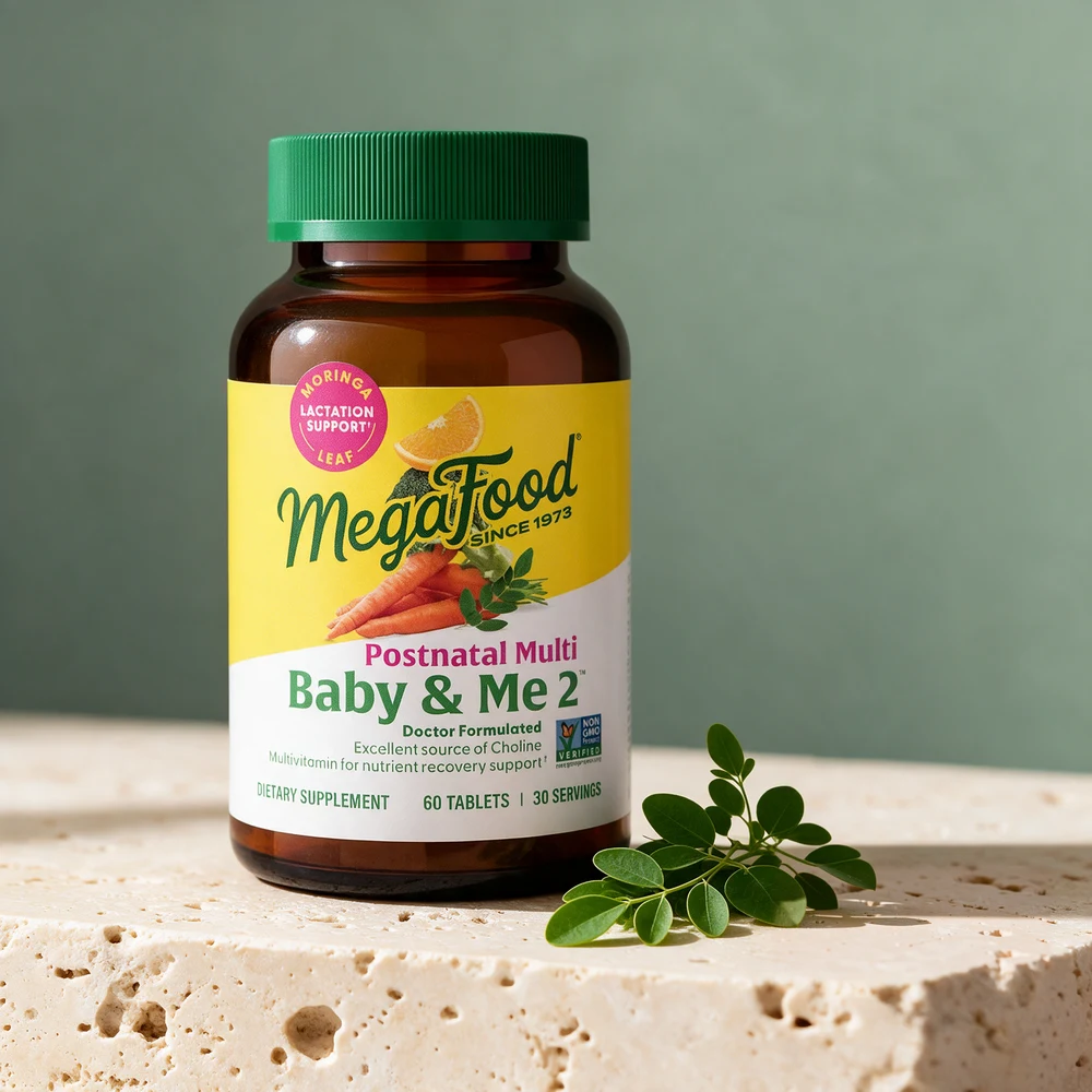 MegaFood Baby & Me 2 Postnatal Multi i brunt glass med grønt lokk og en kvist moringablader