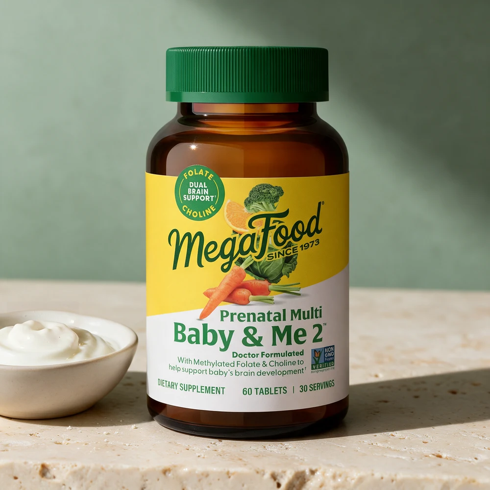 MegaFood Baby & Me 2 Prenatal Multi i brunt glass med grønt lokk ved en skål yoghurt