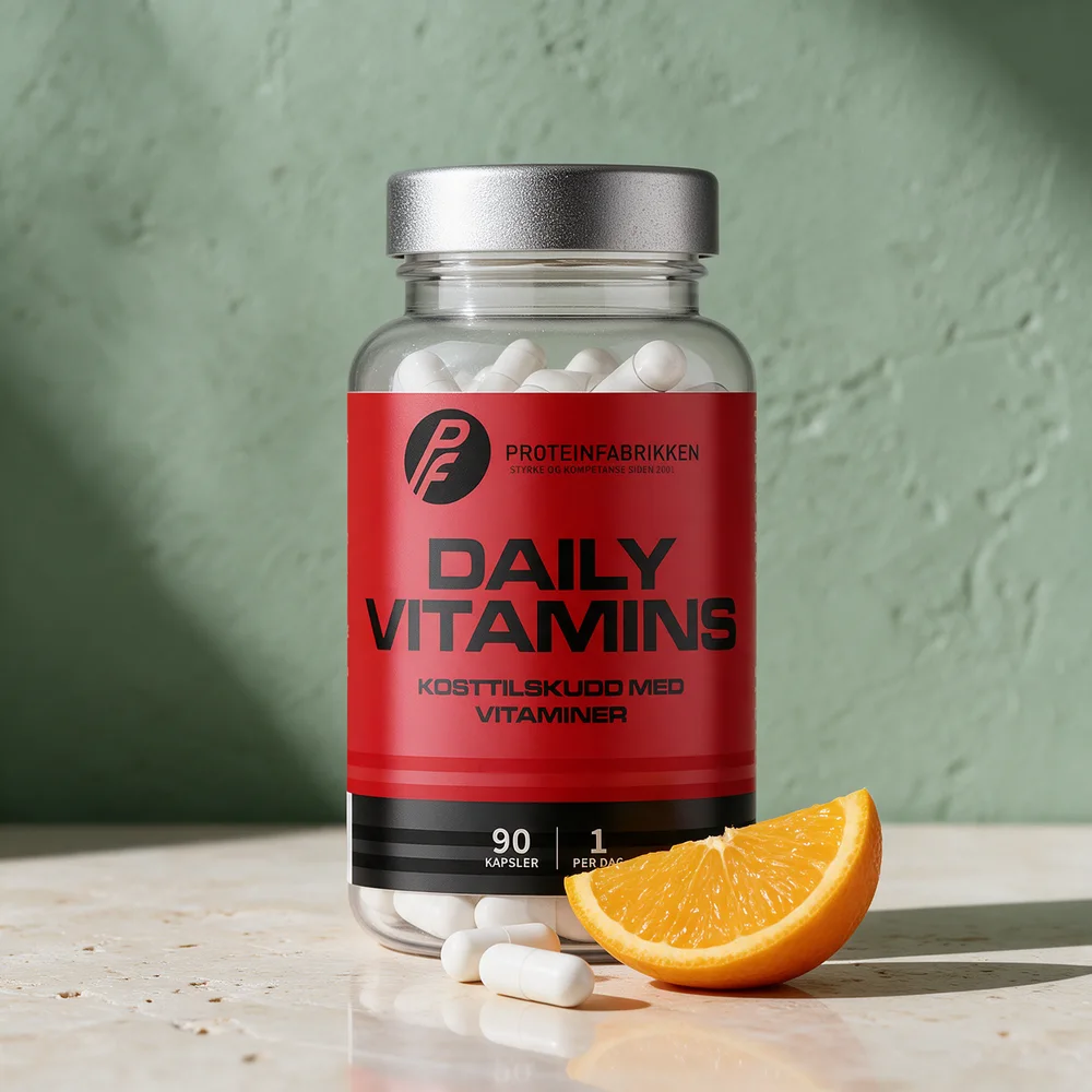 Proteinfabrikken Daily Vitamins, boks med 90 kapsler og flere hvite kapsler foran