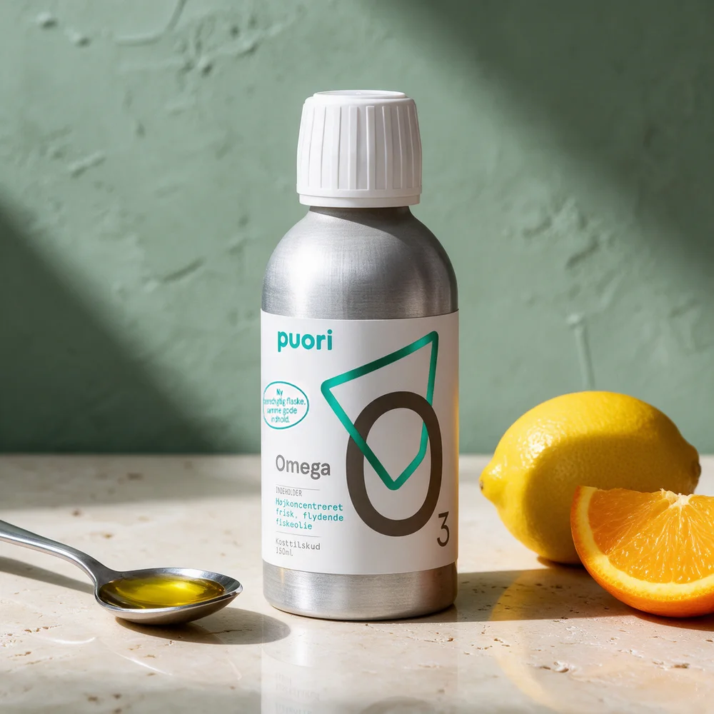 Puori Omega-3 flytende med en skje olje, sitron og appelsin