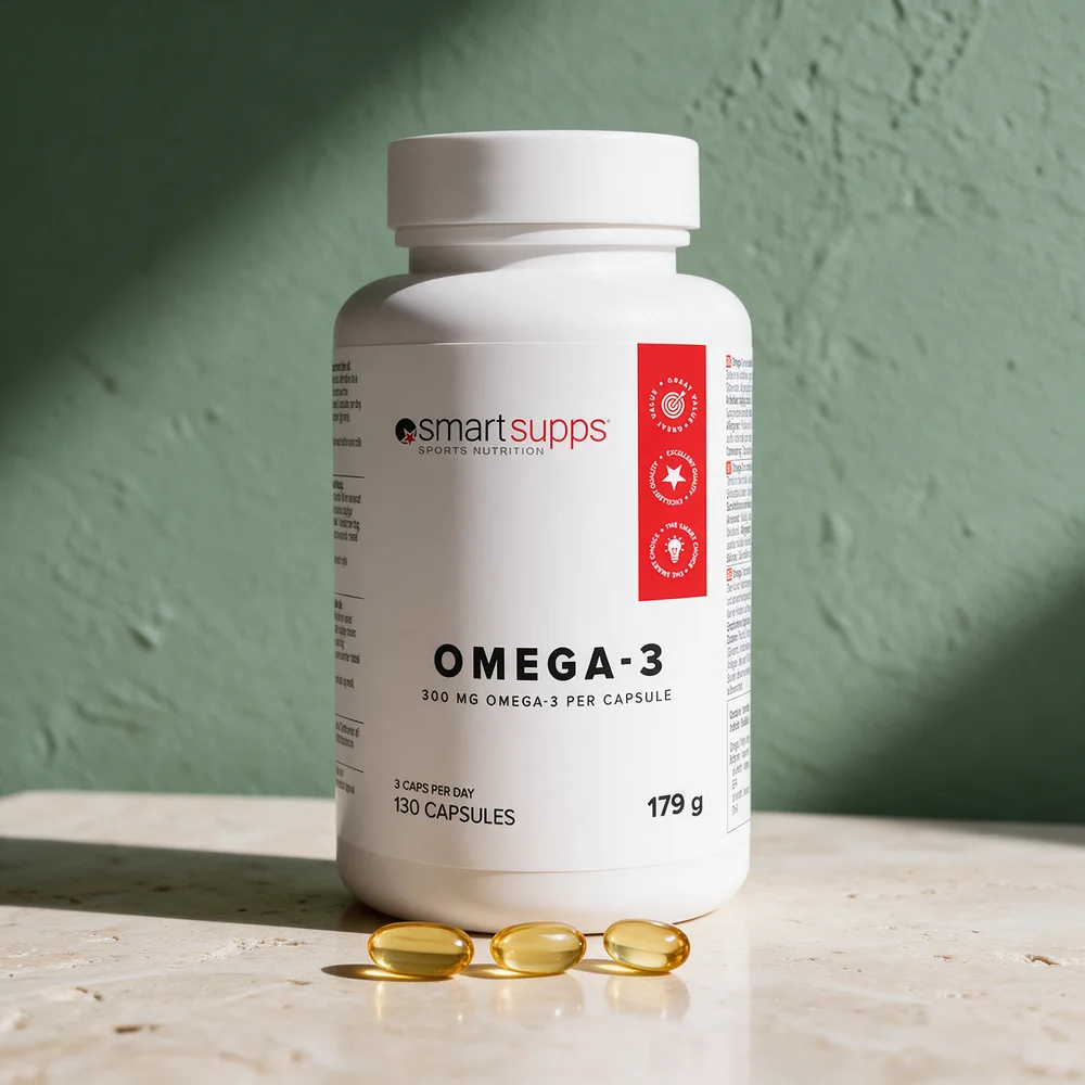 SmartSupps Omega-3, hvit boks med tre kapsler foran