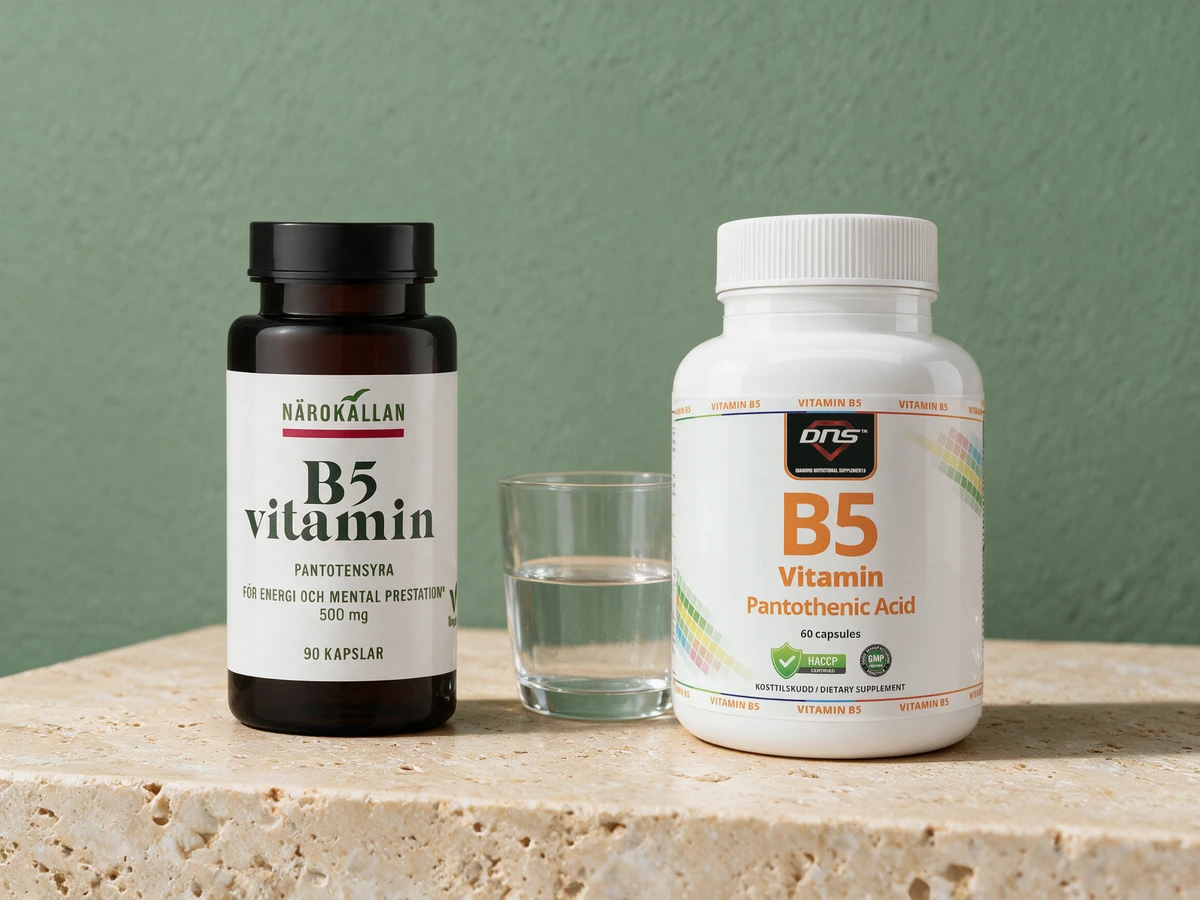 Närokällan B5 og DNS Vitamin B5 Pantotensyre ved siden av hverandre, begge med 500 mg pantotensyre per kapsel
