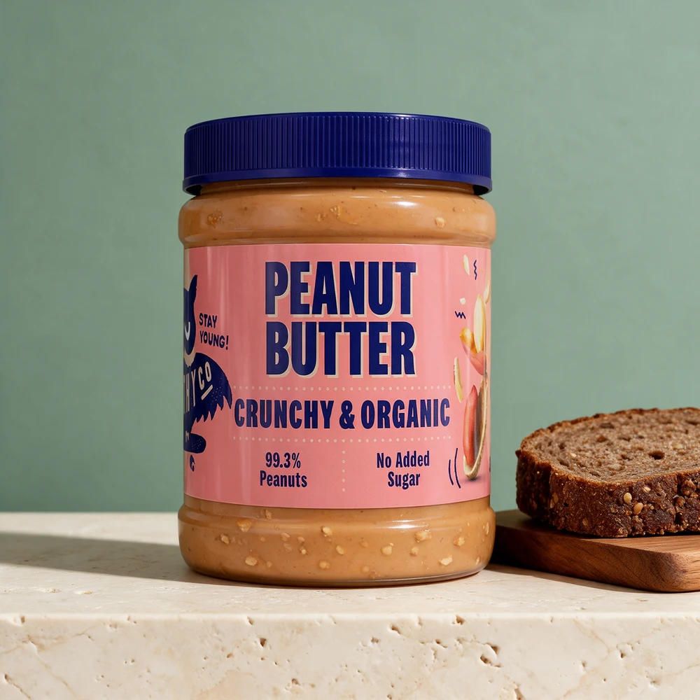 Healthyco Peanut Butter «Crunchy & Organic» i krukke merket «99.3% Peanuts» og «No Added Sugar»