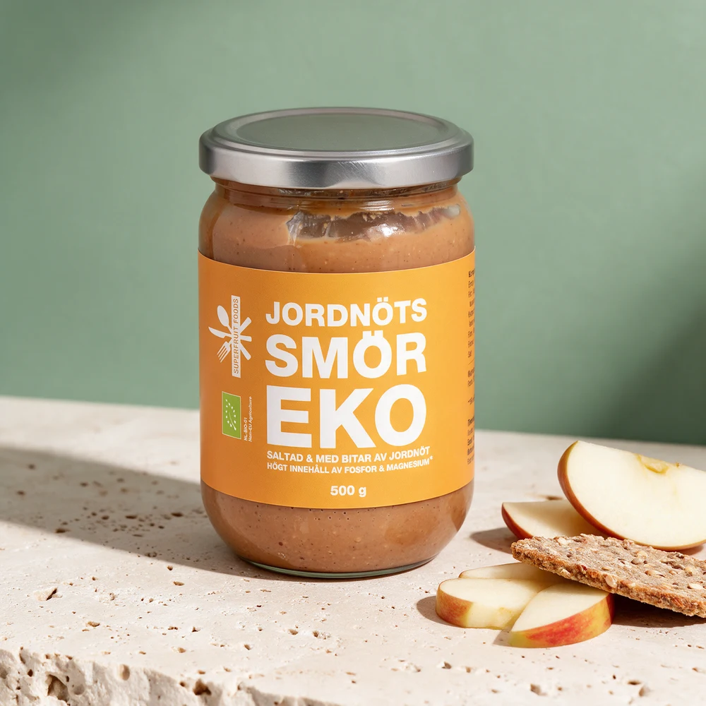 Superfruit Foods Jordnötssmör EKO 500 g i glass med metallokk, merket «Saltad & med bitar av jordnöt»