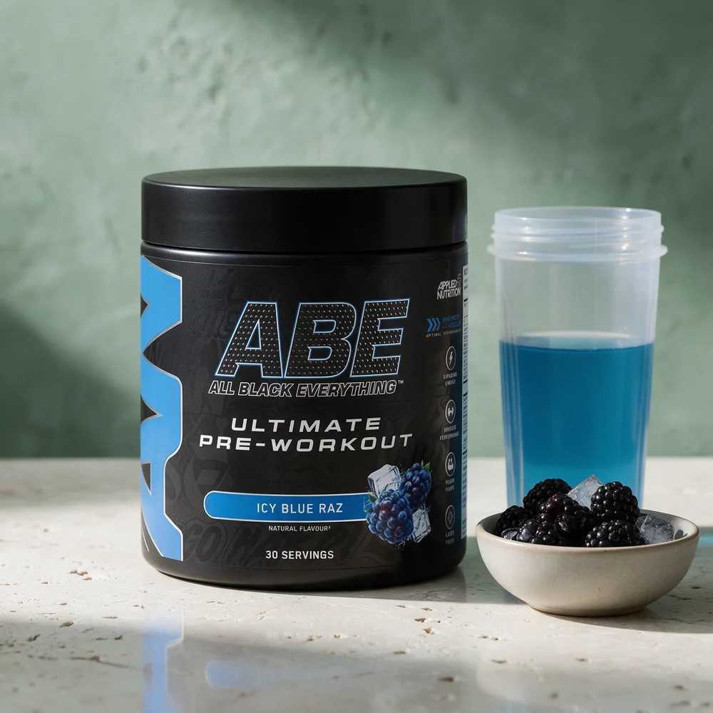 Applied Nutrition ABE Icy Blue Raz med et glass blå drikk