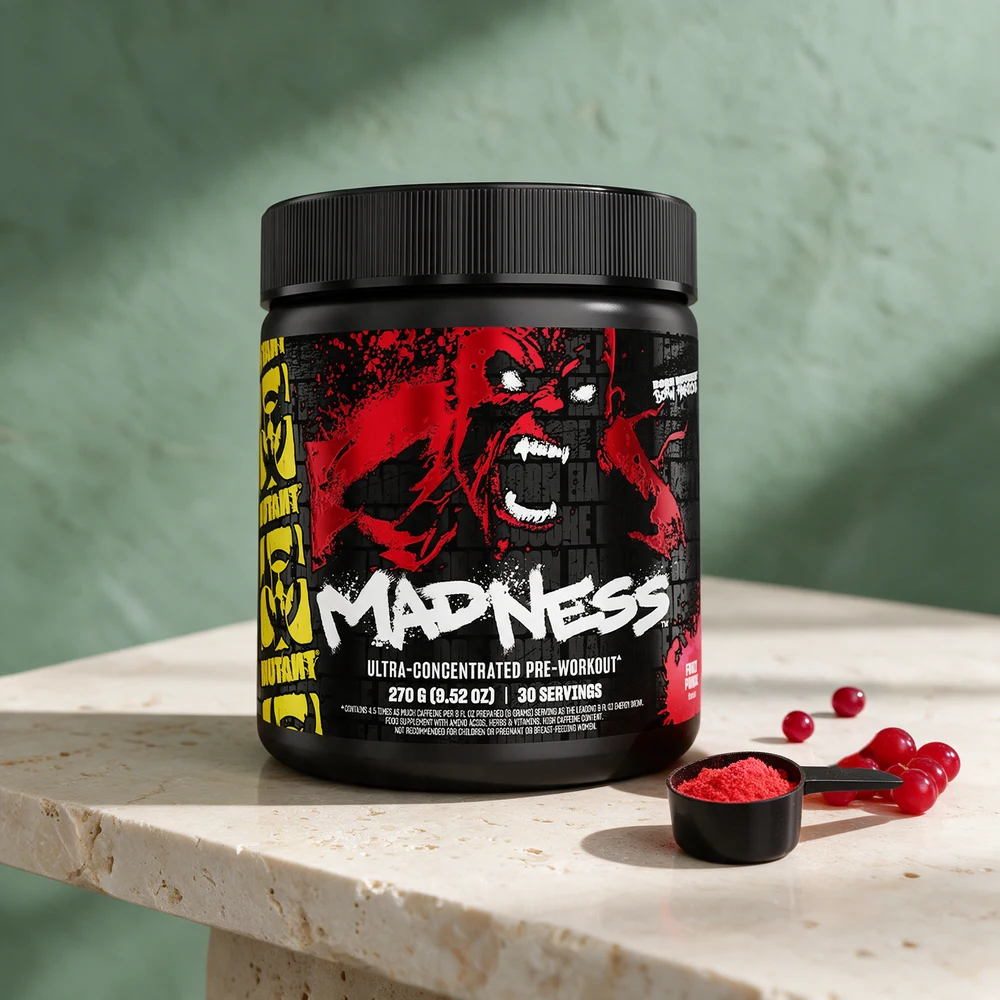 Mutant Madness Fruit Punch med en skje rødt pulver
