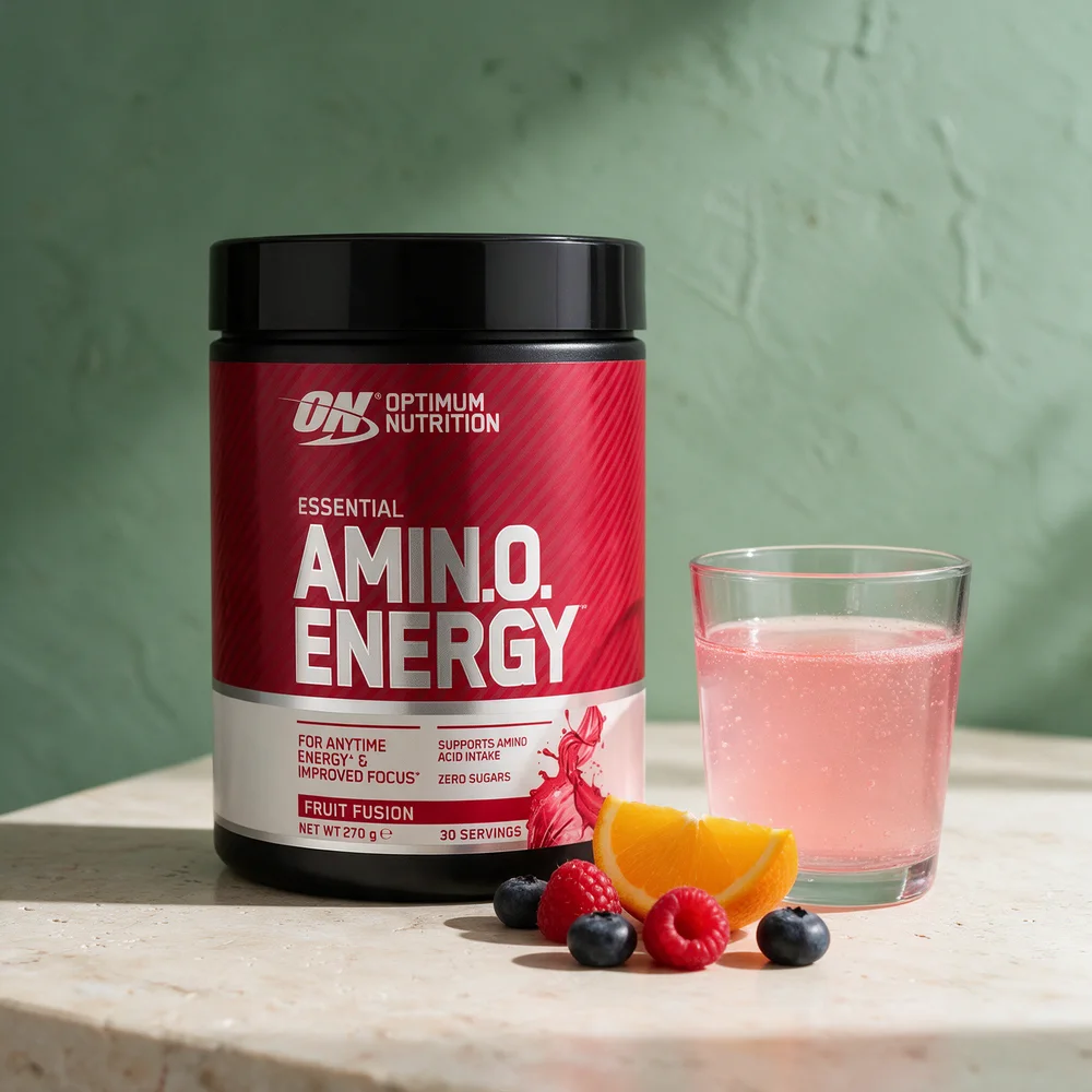 Optimum Nutrition Amino Energy Fruit Fusion med et glass rosa drikk