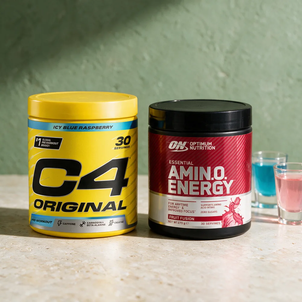 Cellucor C4 Original Icy Blue Raspberry og Optimum Nutrition Amino Energy Fruit Fusion med et blått og et rosa glass