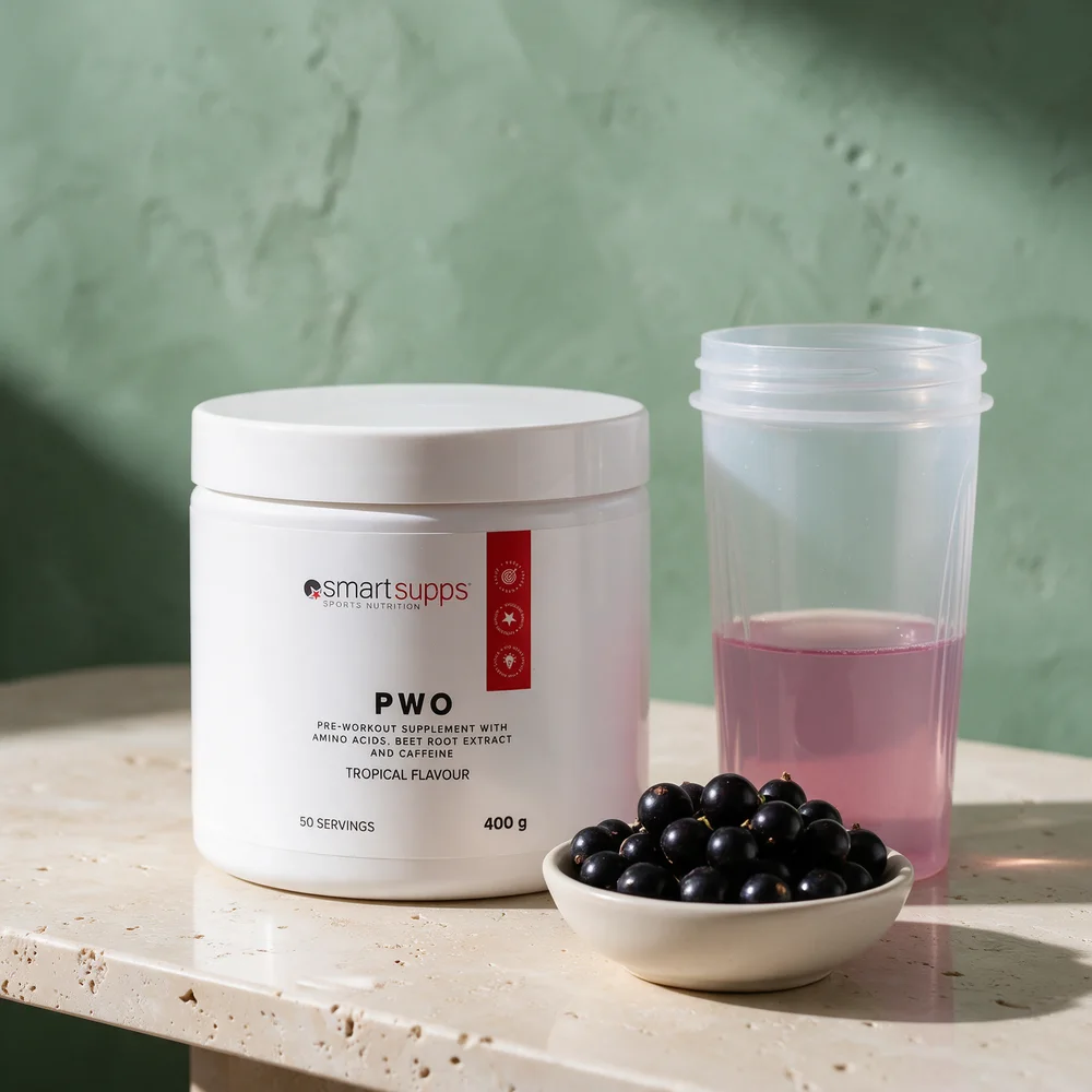 SmartSupps PWO Tropical ved siden av solbær, smaken pulveret minner om