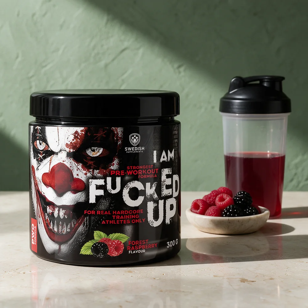 Swedish Supplements F-cked Up Joker Edition Forest Raspberry med en shaker rød drikk