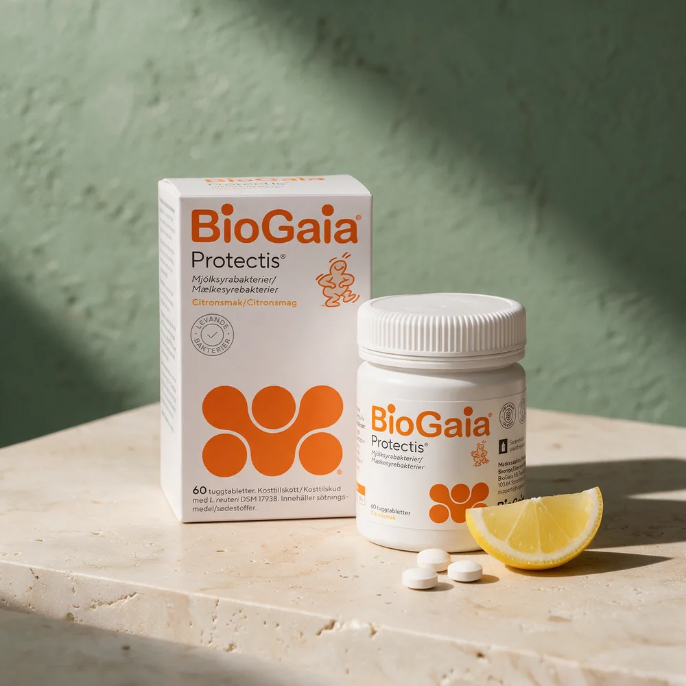 BioGaia Protectis, eske og boks med 60 tyggetabletter med sitronsmak, ved en sitronbåt