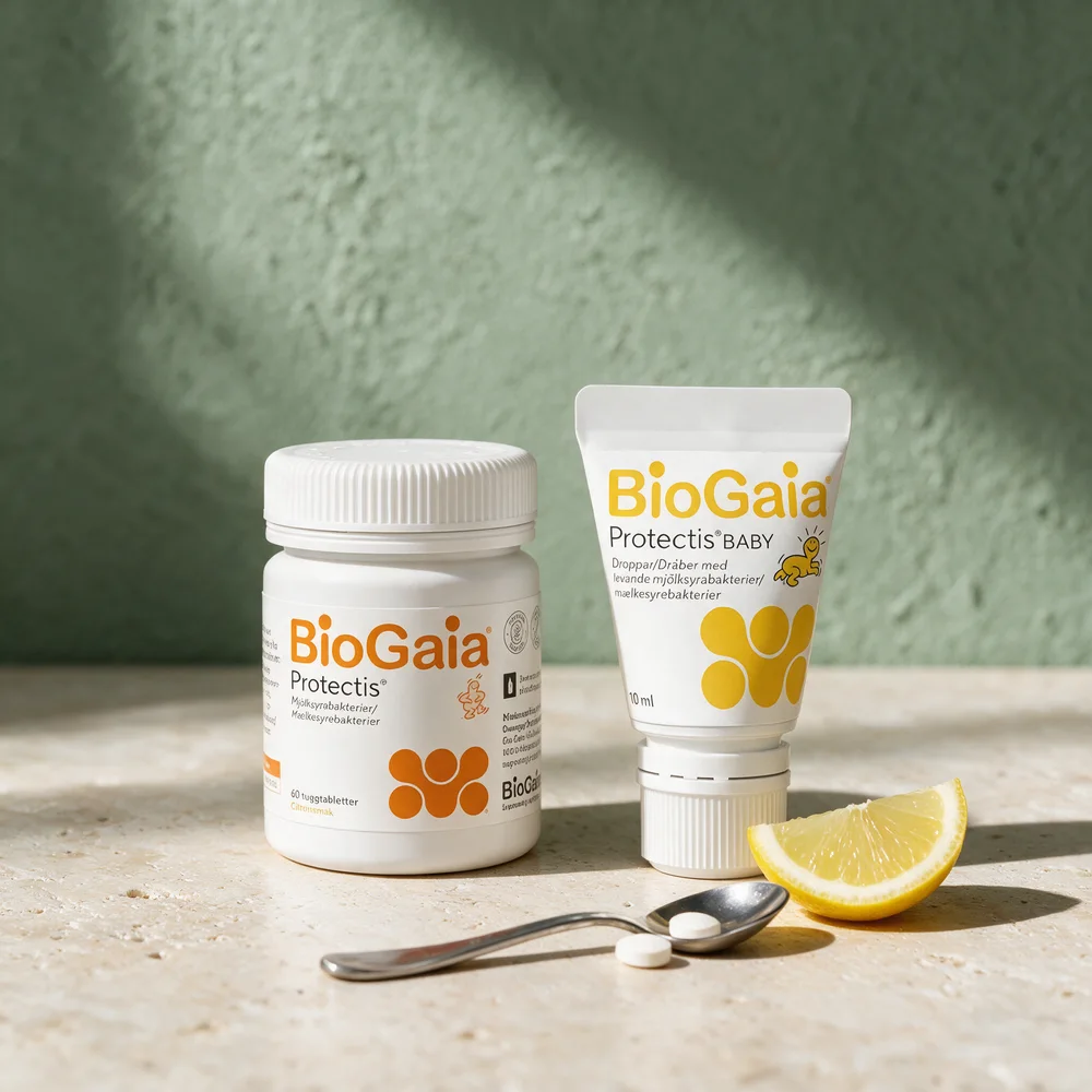 BioGaia Protectis, boks med tyggetabletter, og BioGaia Protectis Baby, tube med dråper, ved en teskje